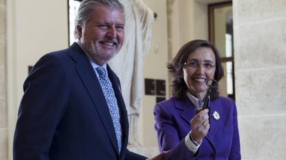 M&eacute;ndez de Vigo y Aguilar, tras la firma del traspaso de la gesti&oacute;n del edificio de la Aduana.
 