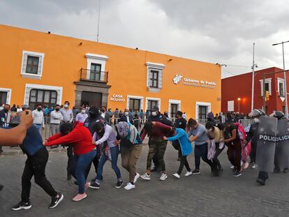 Normalistas de Escuela Normal Rural Carmen Serdan desalojados de Casa Aguayo