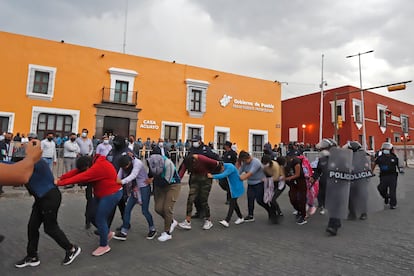 Normalistas de Escuela Normal Rural Carmen Serdan desalojados de Casa Aguayo