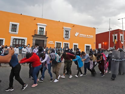 Normalistas de Escuela Normal Rural Carmen Serdan desalojados de Casa Aguayo