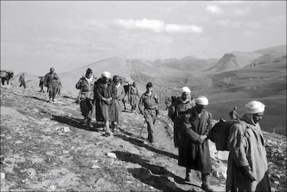 Soldats francesos i presoners de guerra al sud d’Algèria