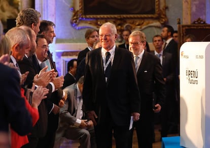 El presidente peruano Pedro Pablo Kuczynski y el presidente del Grupo PRISA Juan Luis Cebrián, a su llegada al foro.