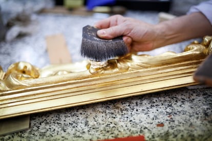 Detalle de los trabajos de restauración en el Taller de dorado y estucos de Patrimonio Nacional en el Palacio Real de Madrid, el 29 de mayo.