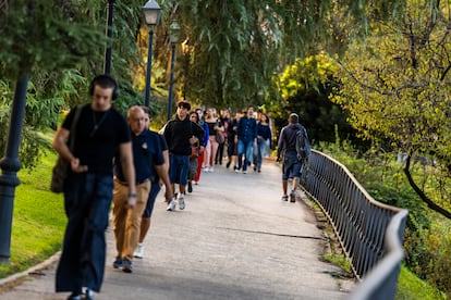 Jóvenes caminando entre Moncloa y Ciudad Universitaria.