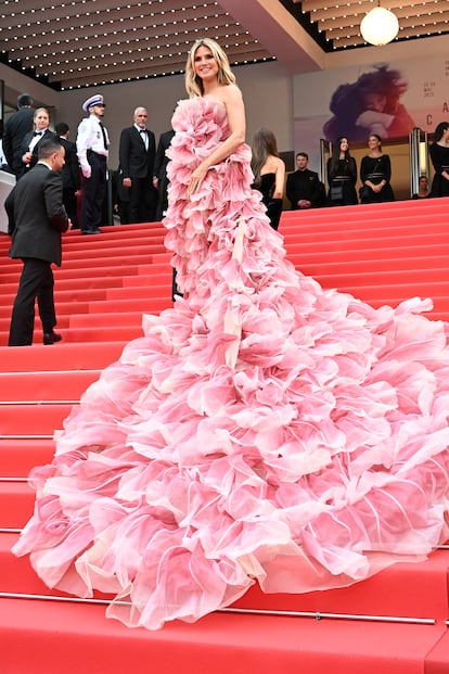 La modelo alemana Heidi Klum hizo oídos sordos en lo referente a no llevar vestidos voluminosos en la alfombra roja y acudió con este vestido de larga cola de Elie Saab a la proyección de 'Partir Un Jour', dirigida por Amélie Bonnin.