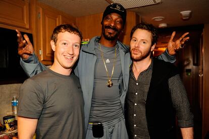 Para acudir a un concierto (y posar junto a Snoop Dogg)...

	¿Cómo será abrir el armario de Zuckerberg y encontrarse una masa de tela gris?