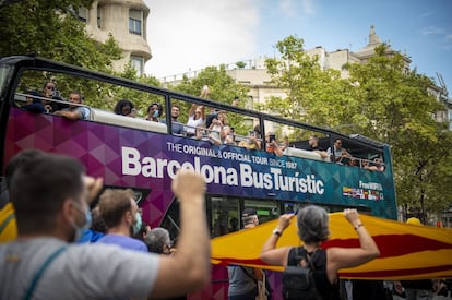 Un autobús turístico pasa junto a la manifestación de los CDR en Barcelona.