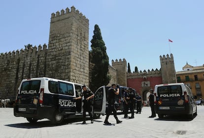 Miembros del Cuerpo Nacional de Policía, en el Alcázar de Sevilla.