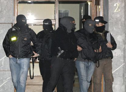 Miembros de la Ertzaintza abandonan el domicilio de Ibai Iparraguirre tras su detención en la madrugada del miércoles.
