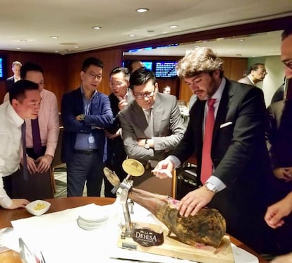 Presentación de la primera paleta de rubio dorado en el palco VIP del hipódromo de Hong Kong.