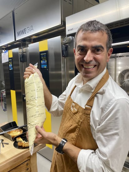 Jordi Gallés con la tarta de queso de Albert Adrià en una manga pastelera. J.C. CAPEL