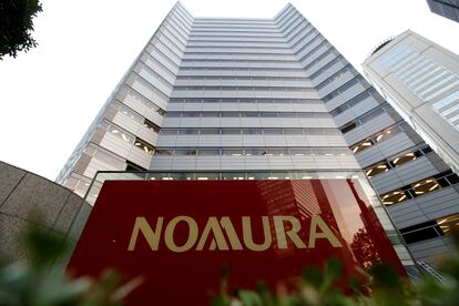 El logotipo de Nomura Securities en la oficina central de Otemachi de la compañía en Tokio.