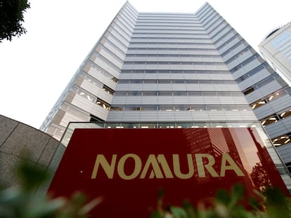 El logotipo de Nomura Securities en la oficina central de Otemachi de la compañía en Tokio.