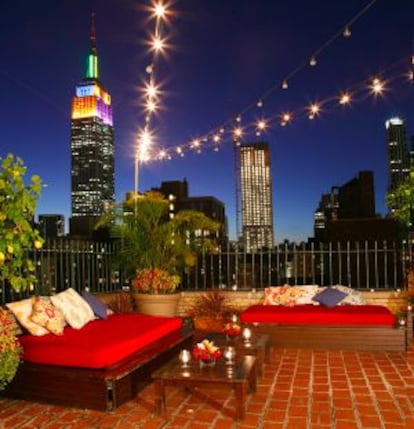 Vistas al Empire State Building desde la terraza del Rare Bar, ubicado en la azotea del hotel Shelburne, en Manhattan.