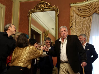 El nuevo alcalde de Bildu, Joseba Asiron, celebra con su equipo de gobierno el éxito de la moción de censura en el Ayuntamiento de Pamplona.
