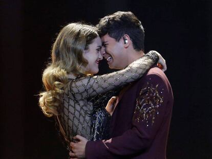Amaia y Alfred, representantes de España en Eurovisión 2018, al final de su actuación.