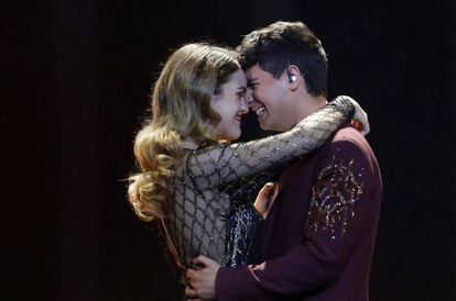 Amaia y Alfred, representantes de España en Eurovisión 2018, al final de su actuación.