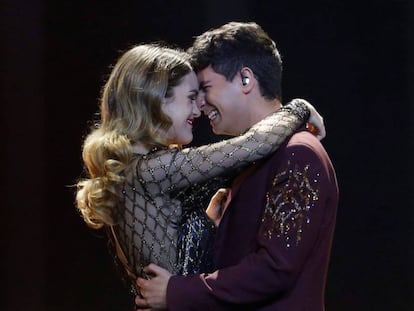 Amaia y Alfred, representantes de España en Eurovisión 2018, al final de su actuación.