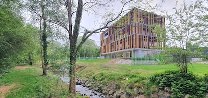 La sede de la distribuidora de agua Agur, en Anglet (Francia), en un bosque que quiere ayudar a preservar .