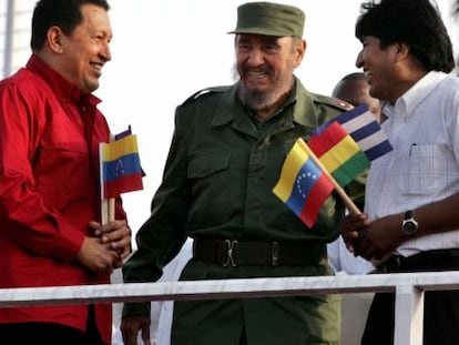 Ch&aacute;vez, Castro y Morales conversan durante la ceremonia por la entrada de Bolivia en el Alba, en abril de 2006 en La Habana.