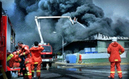 Ocho dotaciones de bomberos intervinieron ayer en la extinción del incendio de una fábrica de plásticos en Paiporta.