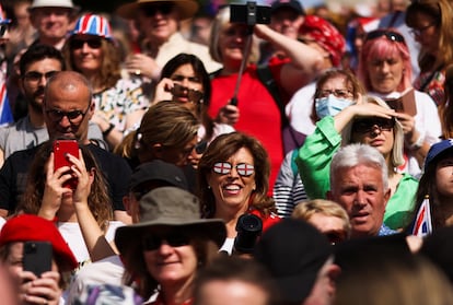 Los festejos tendrán lugar desde el jueves hasta el domingo, pero el miércoles ya había personas en The Mall, la gran avenida que conduce al Palacio de Buckingham, e incluso algunas decidieron pasar allí la noche. Los británicos han decidido darse una tregua de cuatro días para celebrar a Isabel II, la única figura pública en la que se reconocen, aun desde la nostalgia, antes de volver al barro político de los últimos meses.