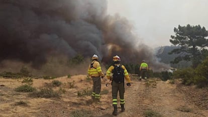 Los incendios activos arrasan miles de hectáreas en Extremadura, Castilla y León, Andalucía y Galicia