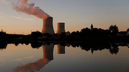 El vapor sale de una torre de refrigeración de la central nuclear de Electricite de France (EDF) en Civaux, Francia.
 