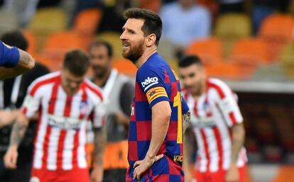 Messi se lamenta tras la derrota ante el Atlético.