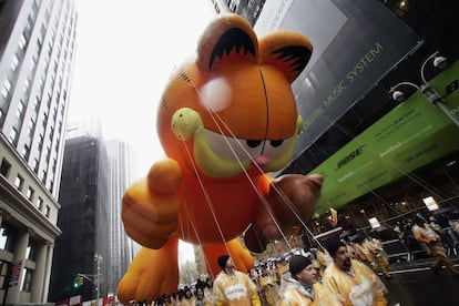 Un Garfield gigante sobrevuelva las calles de Nueva York durante el popular desfile de Acción de Gracias organizado anualmente por los grandes almacenes Macy's. Era 2006.