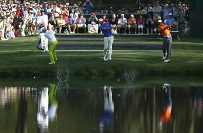 Guan, Dustin Johnson y Tiger golpean en el hoyo 16.