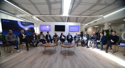 La mesa redonda organizada por Cabify reunió a 11 representantes del sector, entre los que faltaron los taxistas y la Administración.