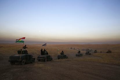 Un convoy peshmerga avanza hacia la primera línea en Khazer, a unos 30 kilómetros al este de Mosul. 