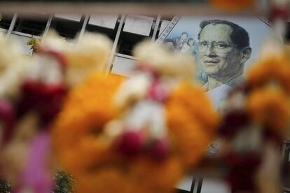 Fotografía de archivo fechada el 14 de agosto de 2015 que muestra un retrato del rey Bhumibol Adulyadej colgado de la fachada del hospital Siriraj en Bangkok, Tailandia. Tailandia sigue con preocupación el estado de salud del rey Bhumibol Adulyadej, con 88 años el decano de los jefes de Estado del mundo y a quien los médicos recomendaron que suspenda sus funciones reales tras permanecer más de 12 meses hospitalizado. EFE/Diego Azubel