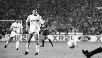 Paco Llorente, con el brazo en cabestrillo ante el Milan en el Bernabéu en 1989.