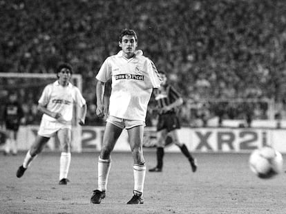 Paco Llorente, con el brazo en cabestrillo ante el Milan en el Bernabéu en 1989.