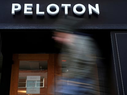 Una persona camina delante de una tienda de Peloton en Nueva York.