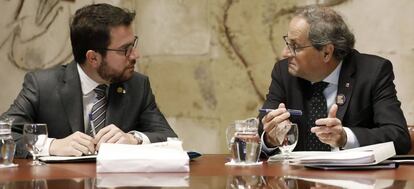 El presidente de la Generalitat, Quim Torra, junto a su vicepresidente, Pere Aragon&eacute;s