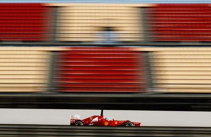 Fernando Alonso, con su Ferrari, en los entrenamientos de ayer en el circuito barcelonés de Montmeló.