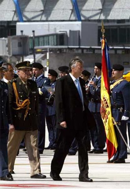 Néstor Kirchner es recibido en el aeropuerto de Barajas.