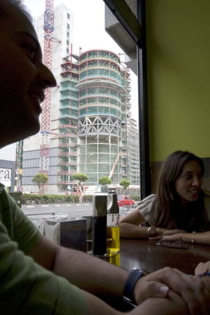 La estructura de la nueva torre Titania, desde una cafetería de Raimundo Fernández Villaverde.