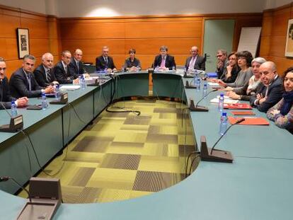 Reunión de la mesa de Diálogo Social, que reúne a patronal, sindicatos y Gobierno vasco, celebrada en Vitoria en 2014.