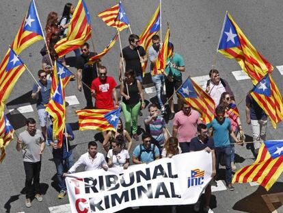 Una manifestació a Barcelona en contra de la suspensió de lleis catalanes.