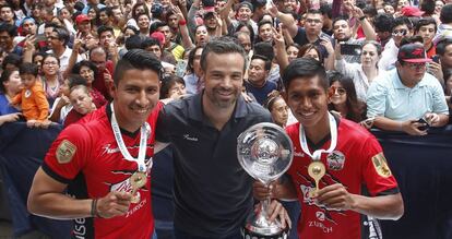 Puente Jr. durante los festejos del equipo