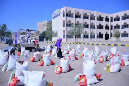 Paquetes de comida de la ONG yemení Angela por el Desarrollo y la Respuesta Humanitaria, en Saná (Yemen) en diciembre de 2023.
