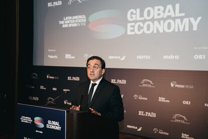 José Manuel Albares, ministro de Asuntos Exteriores, Unión Europea y Cooperación en funciones del Gobierno de España, ofrece un discurso durante el foro.