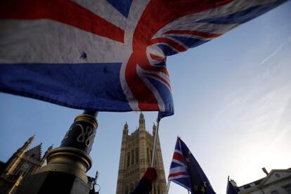 Activistas contra el brexit ondean banderas frente a las Casas del Parlamento en el centro de Londres, antes de una declaración de la primera ministra británica, Theresa May, en la Cámara de los Comunes. 