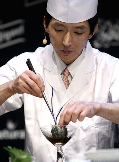 Kosugi prepara un plato de erizos con algas como púas.