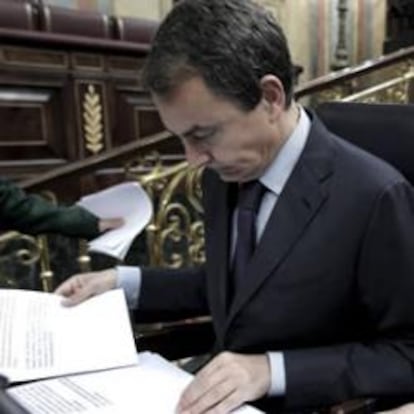 El presidente del Gobierno, José Luis Rodríguez Zapatero, y la vicepresidenta primera, María Teresa Fernández de la Vega, al comienzo de la sesión de control en el Congreso.