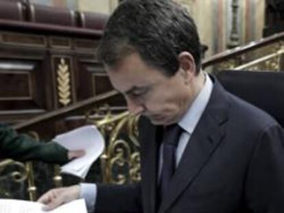 El presidente del Gobierno, José Luis Rodríguez Zapatero, y la vicepresidenta primera, María Teresa Fernández de la Vega, al comienzo de la sesión de control en el Congreso.